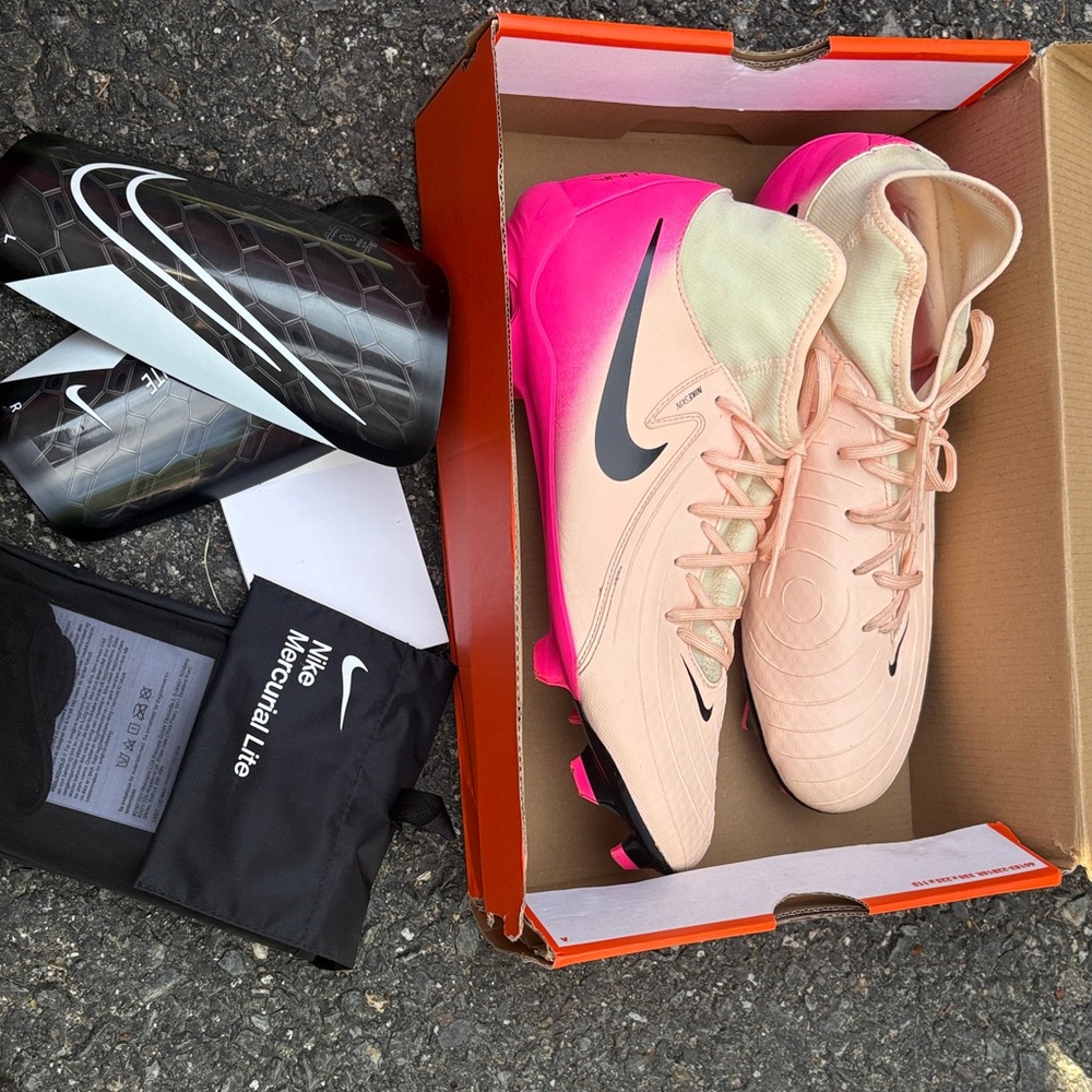 Nike Phantom Luna II Academy FG/MG Soccer Cleats + Nike Mercurial Lite Shinguard